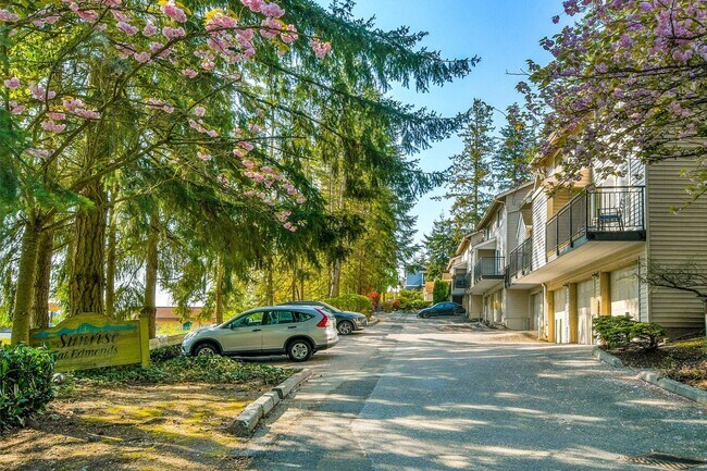 Building Photo - Beautiful 2 bed, 1.5 bath Townhome located in Edmonds $2395/mo.