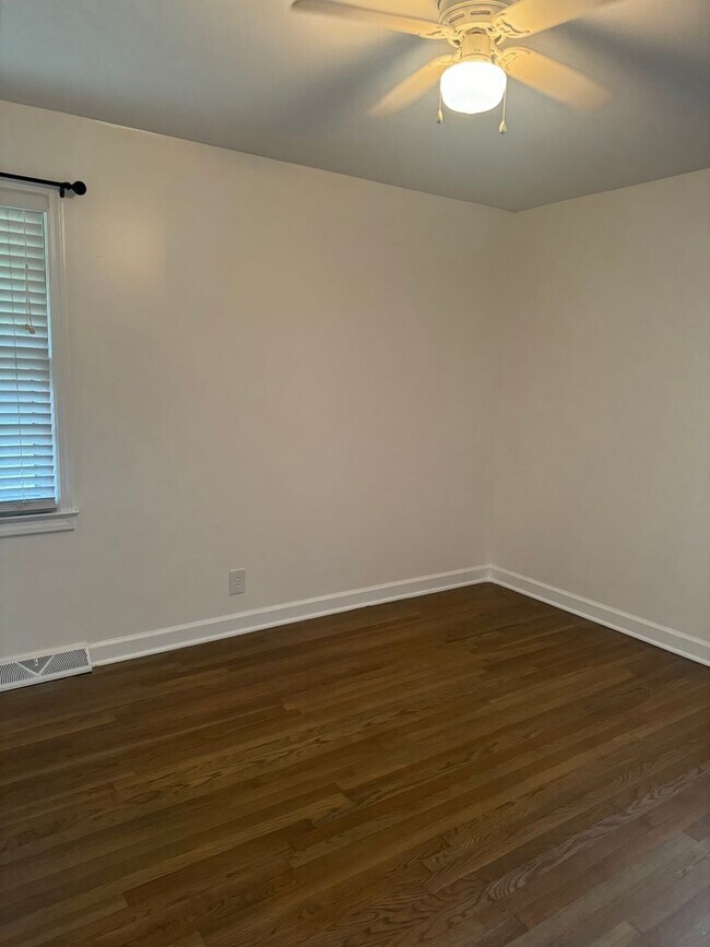Building Photo - Price & Location!