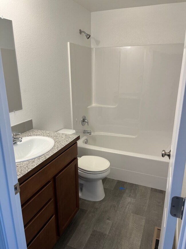 Building Photo - Pending Applications!! 4 Bedroom Home in Park Orchard Neighborhood
