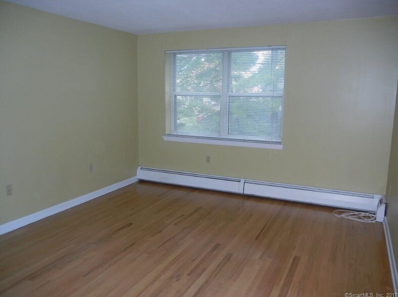 Building Photo - 104 Oakwood Ave