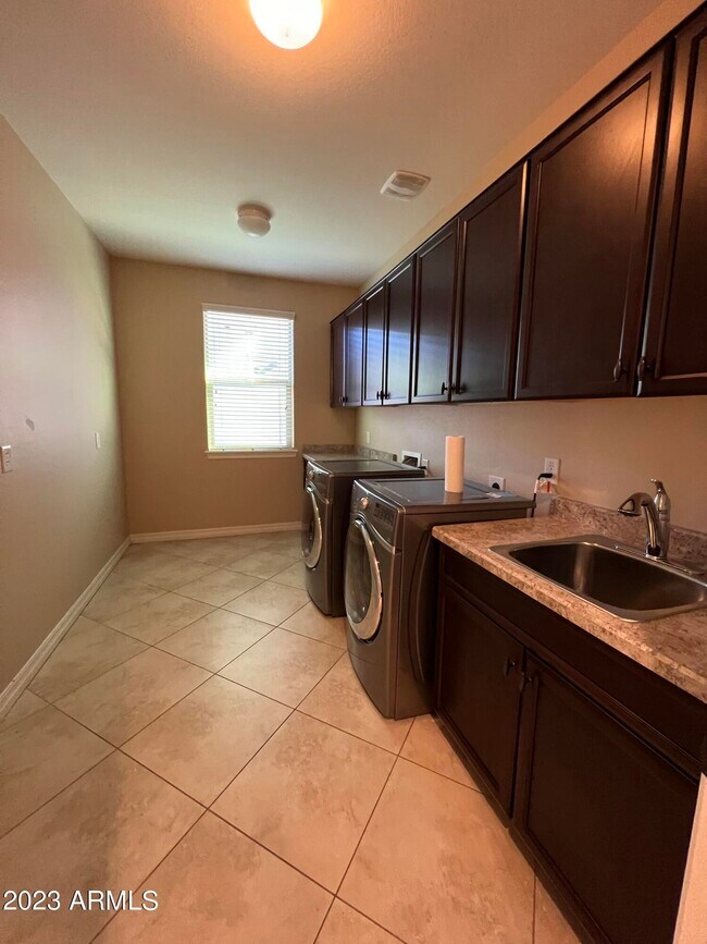 Building Photo - 2467 E Orleans Dr