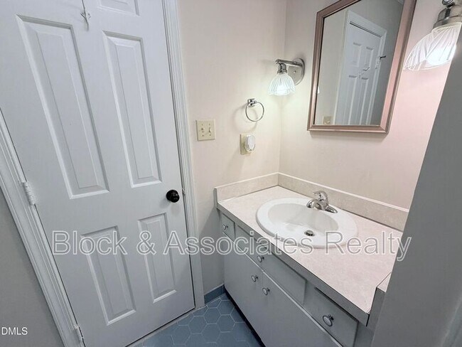 Building Photo - 200 Coachman Dr