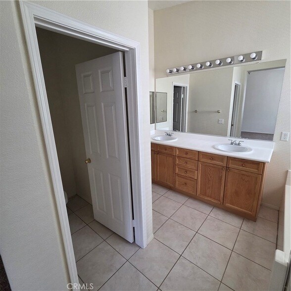 Building Photo - 41089 Robards Way