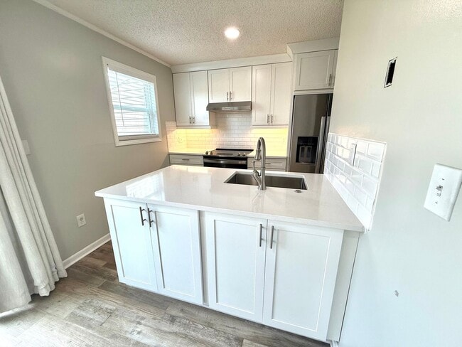 Building Photo - COMPLETELY RENOVATED TOWNHOUSE