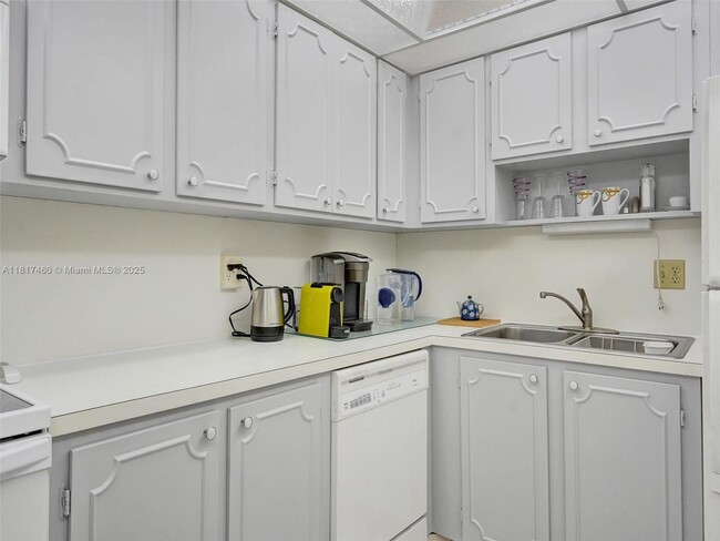 Building Photo - 3113 S Ocean Dr