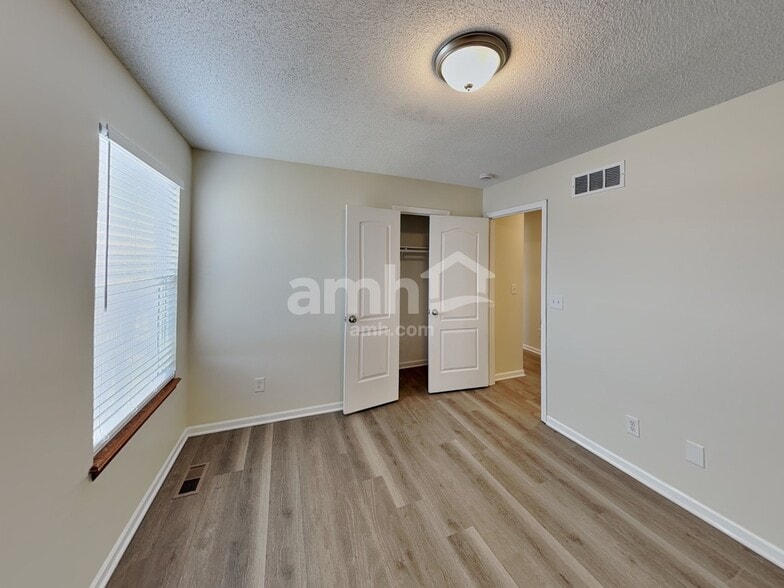 Building Photo - 713 Derby St