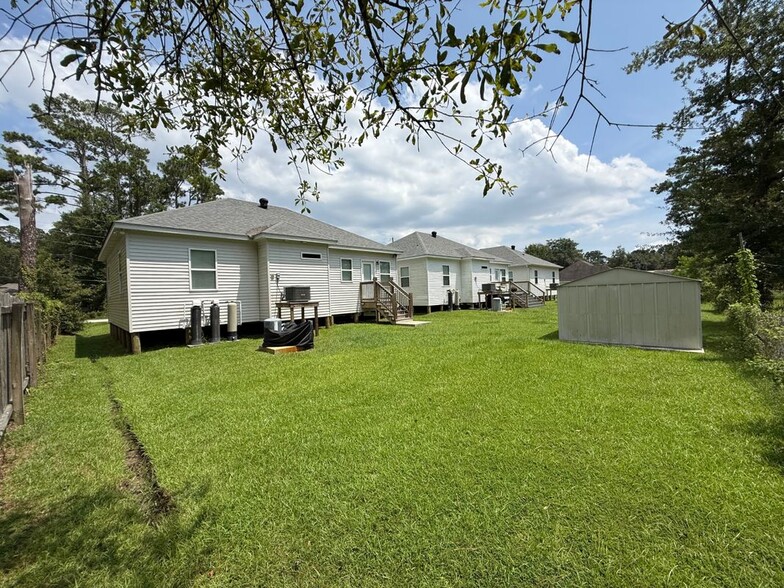 Building Photo - 57415 Oak Ave