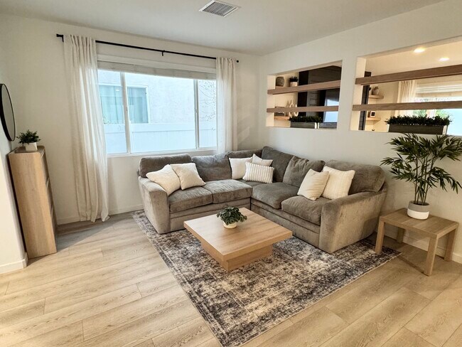 Building Photo - 297 Mildred St