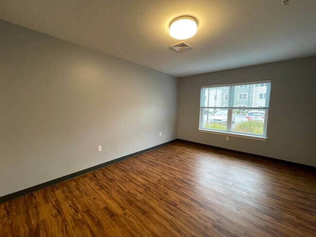 Building Photo - 15 E Ridge Dr