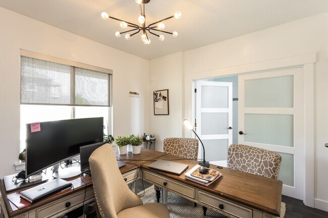 Building Photo - 5 Bedroom/4 Bathroom Lehi
