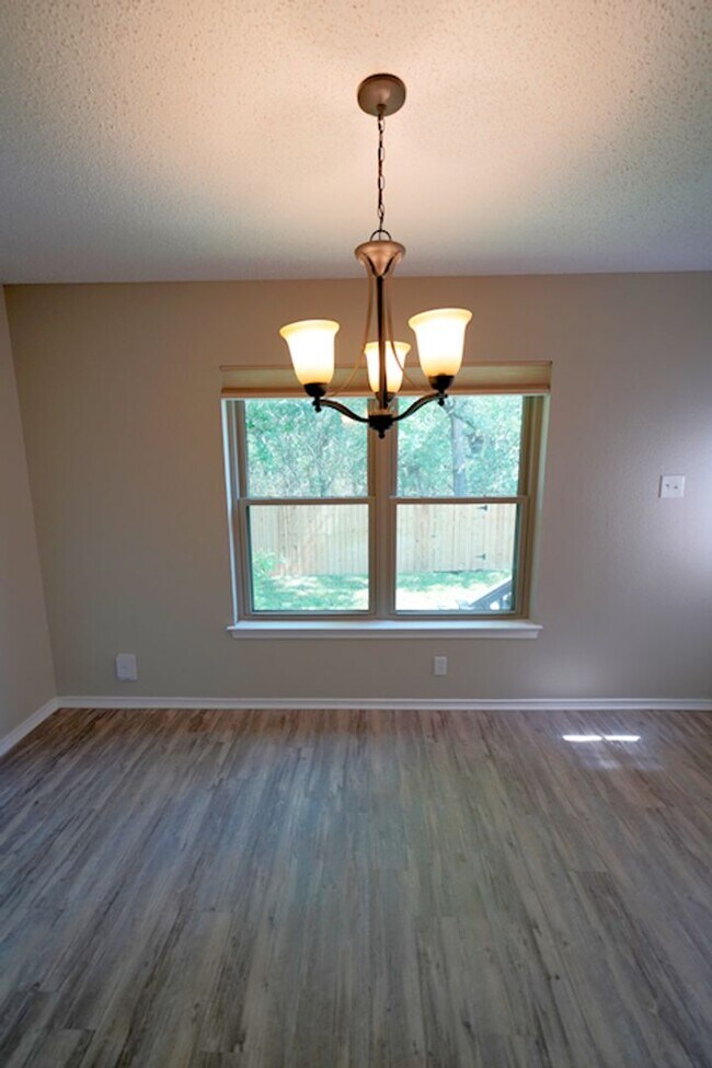 Building Photo - Wonderful Home in the Quiet Kingswood Heights Subdivision - Realtor Commission: $500