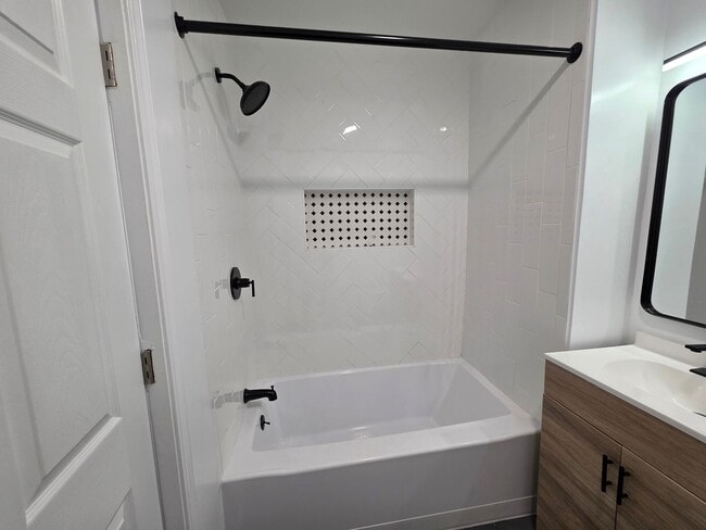 Building Photo - Fully Rehabbed 3 bedroom 2 bathroom house for rent!