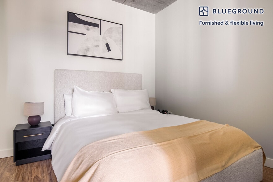 Building Photo - 165 N Desplaines St