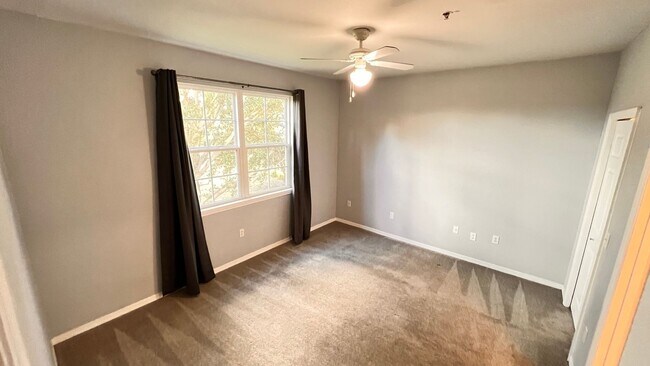 Building Photo - Two Bedroom in Metrowest AVAILABLE NOW!