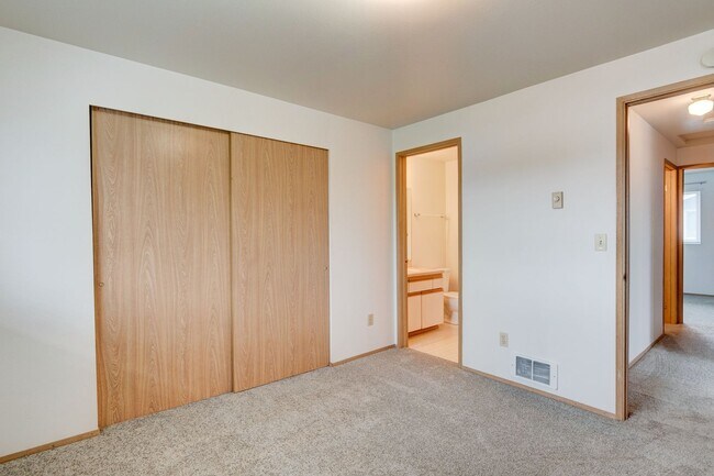 Building Photo - Recently Updated 2-Bedroom 2nd Floor Condo