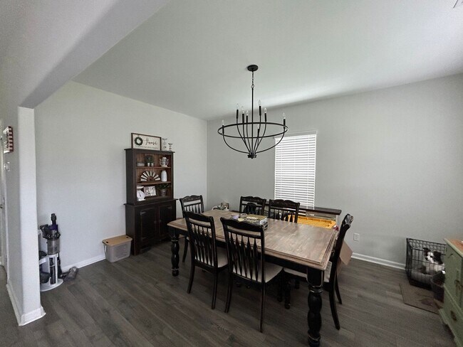 Building Photo - Perfect blend of luxury and comfort