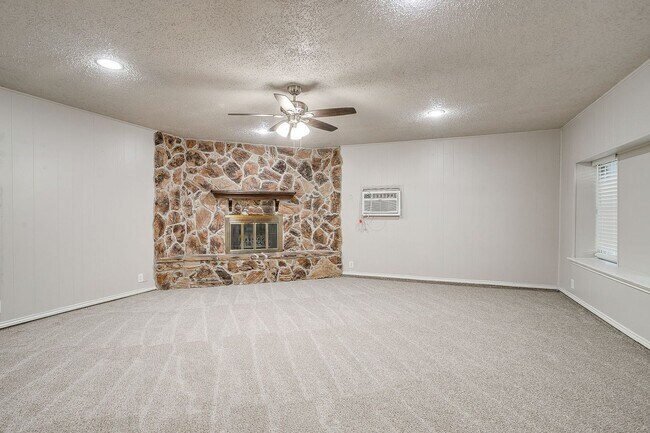 Building Photo - Move In Special - 1/2 off 1st months rent