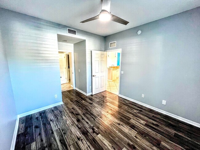 Building Photo - ANNUAL UNFURNISHED 2 bed 2 bath ground floor water front condo in Bradenton