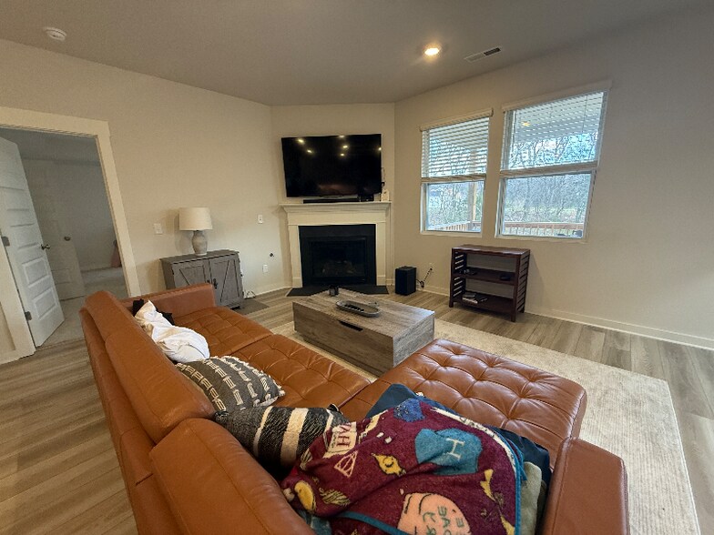 Building Photo - 845 Nightingale Ave