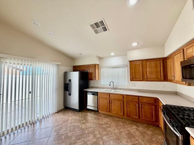 Building Photo - CUTE ONE STORY TOWNHOME