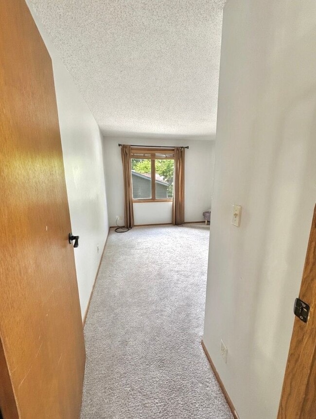 Building Photo - Entertainers dream in the heart of Eden Prairie! 3000+sf, updated, beautiful yard!!