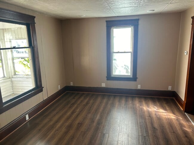 Family room - 33 S McKinley Ave