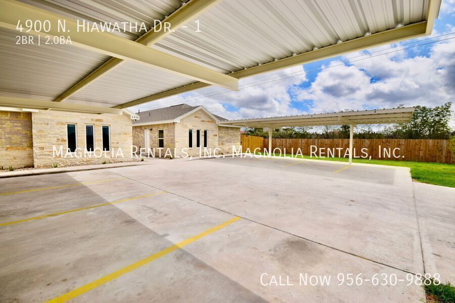 Building Photo - 4900 N Hiawatha Dr