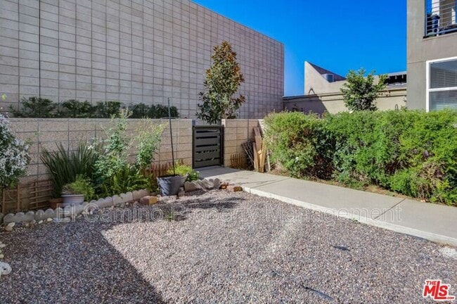 Building Photo - 835 Aloe Pl