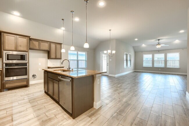 Building Photo - 580 Bradley Dr