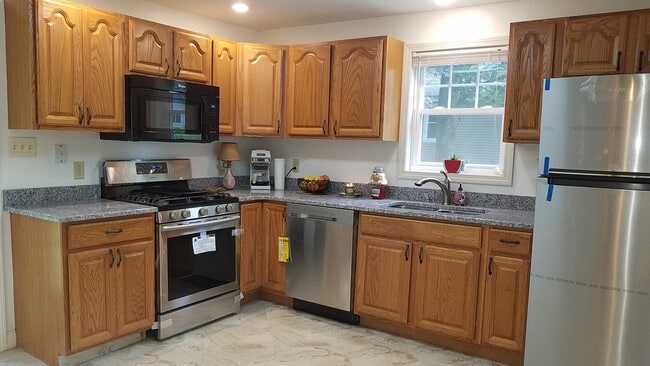 Building Photo - 68 Blatchley Ave