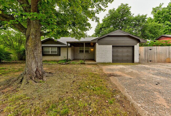 Building Photo - 1627 Surrey Dr