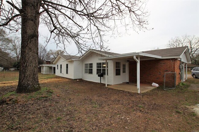 Building Photo - 213 Ross Rd