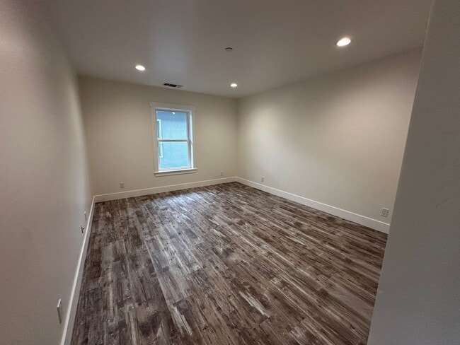 Building Photo - New Construction in Down Town Bishop West side!