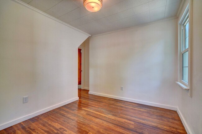 Building Photo - Charming Cape Cod Home - Fenced Yard, Detached Garage, Pet Friendly!