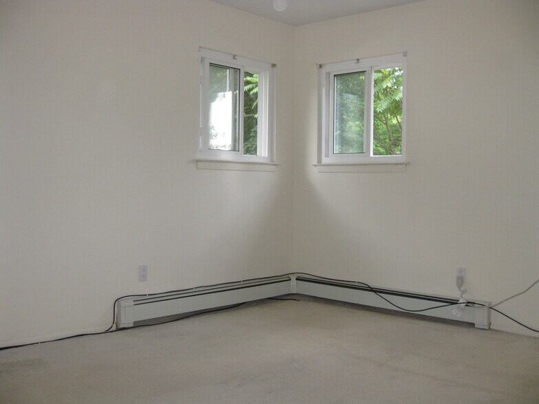Building Photo - 42 Maple St