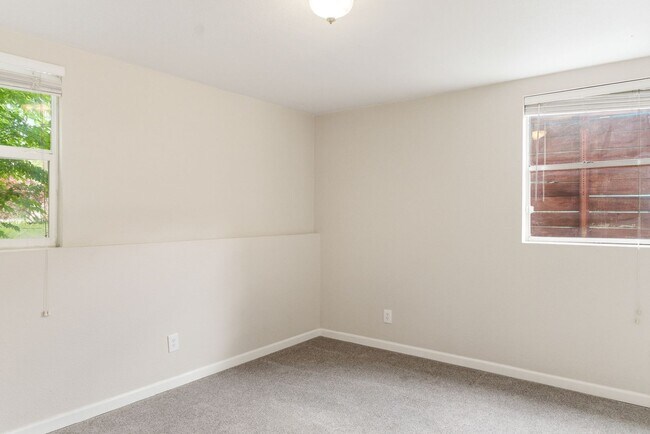 Building Photo - Spacious and versatile 6-bedroom, 2-bath split-level home