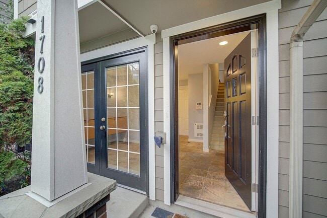 Building Photo - 2Bd/2.5Ba Seattle Townhouse