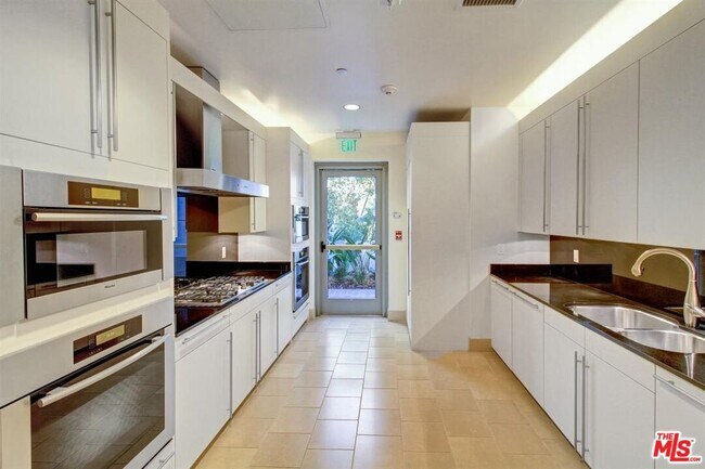 Building Photo - 10776 Wilshire Blvd