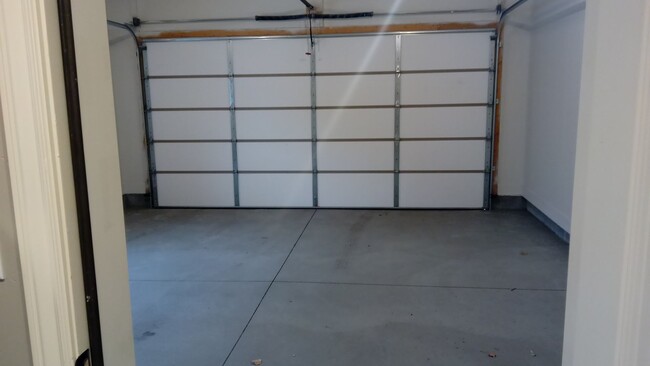Building Photo - 3 Bed 2.5 Bath ROCK CREEK TOWNHOME in Rexb...