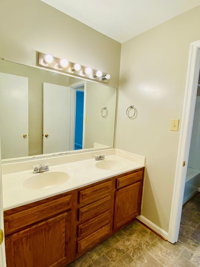 Building Photo - Adorable 3 bdrm/1.5 bath Home Located Clos...