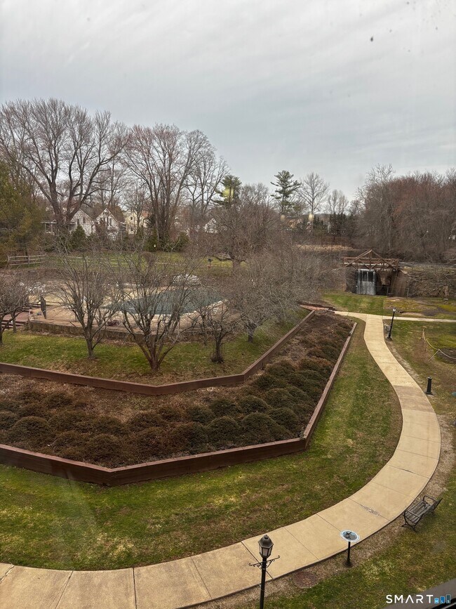 Building Photo - 222 Williams St E