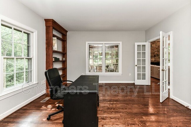Building Photo - 2030 Spring Branch Dr