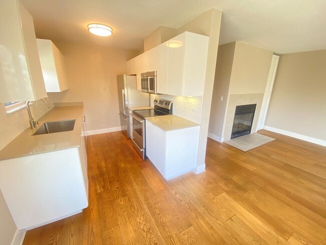 Primary Photo - Advent - Low Deposit Bright Top Floor Condo!