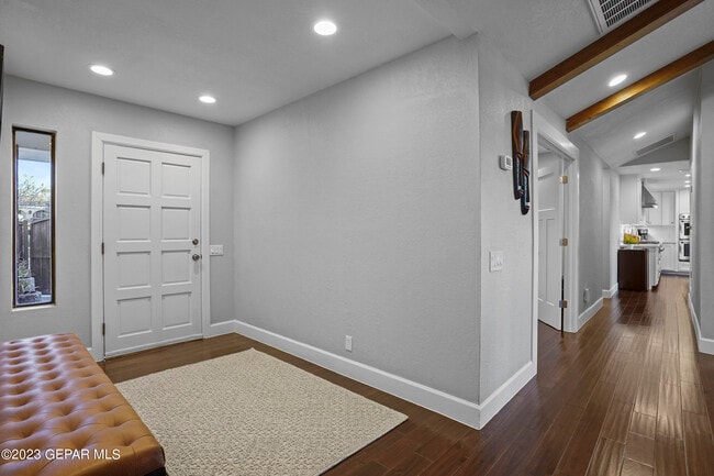 Building Photo - 413 Hollydale Dr