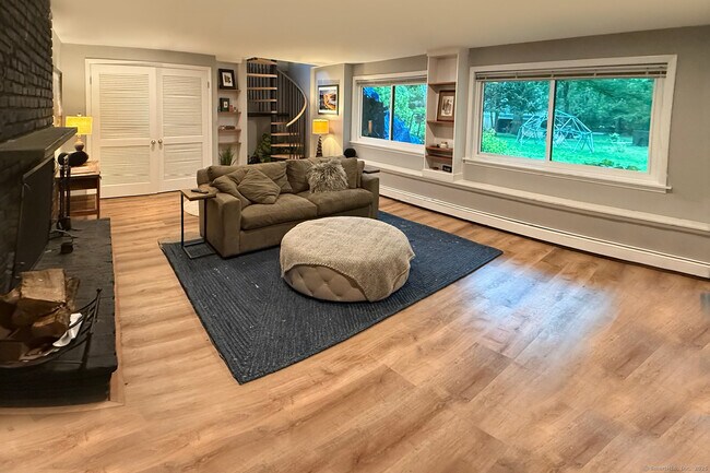 Building Photo - 5 Viking Green