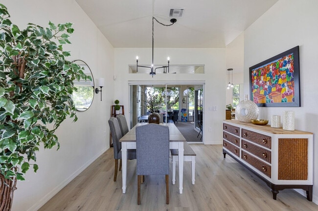 Building Photo - 533 SE 21st Ave