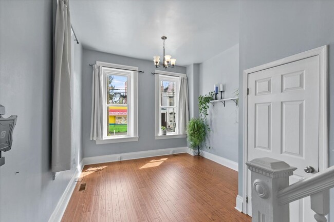 Building Photo - Beautiful 3BR 2.5 BA Townhouse in Downtown...