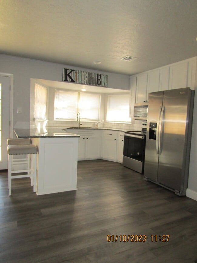 Building Photo - Great home located on the eastside, walking distance to MacArthur Schools.