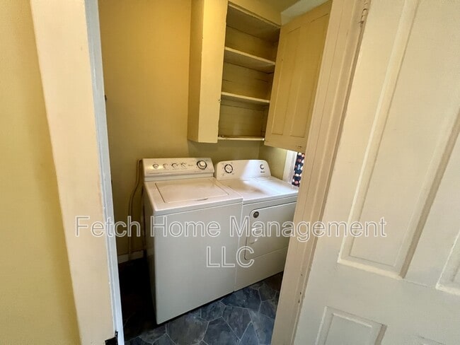 Building Photo - 533 W Walnut St