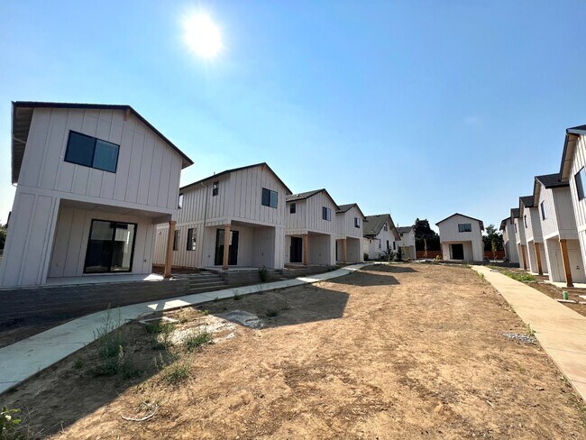 Building Photo - 9902 NE 46th Ct